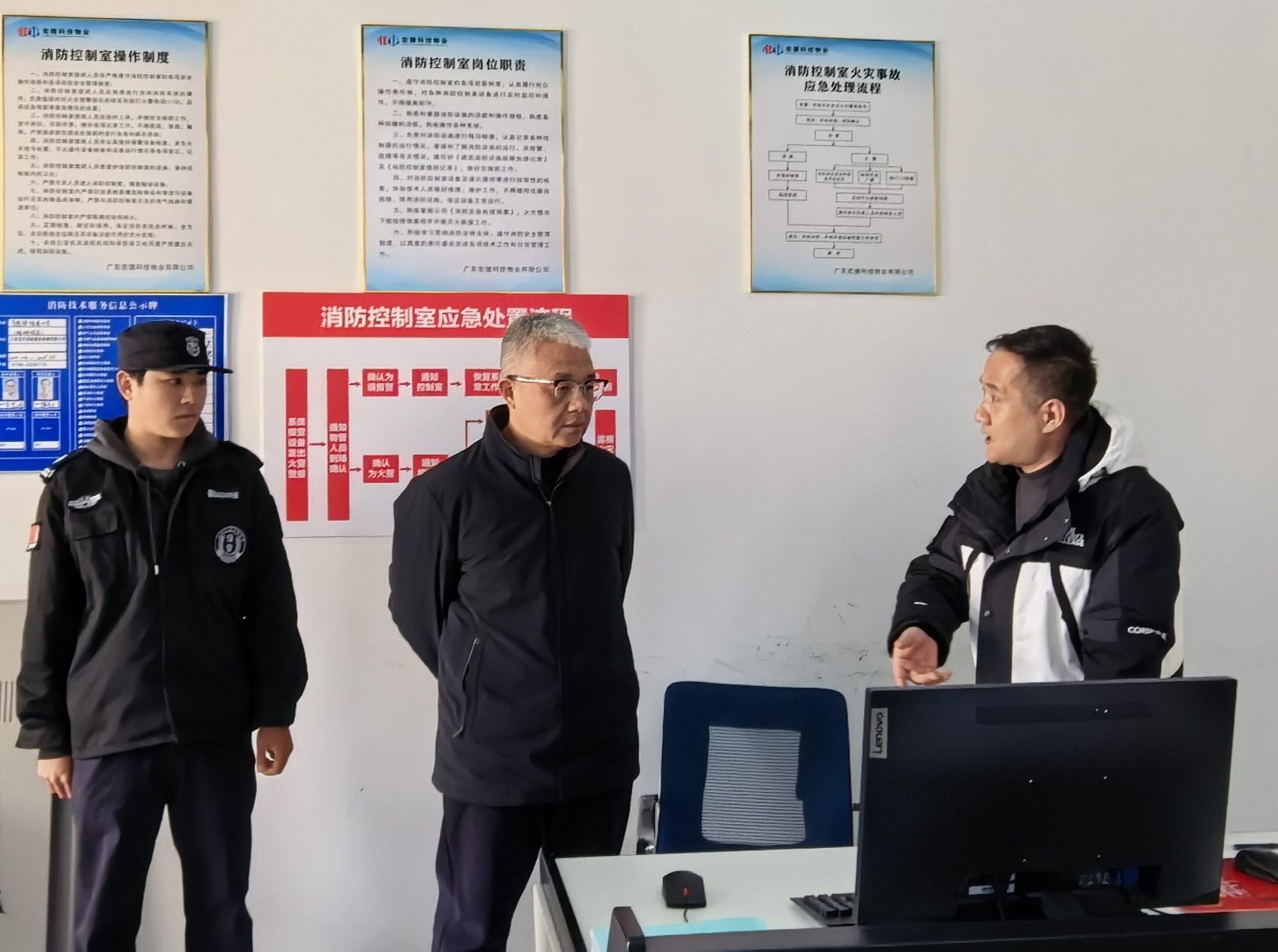 校党委常委、副校长冯浩以“四不两直”方式指导寒假校园安全工作