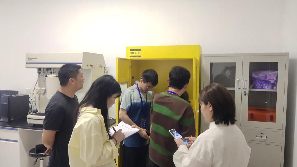 学校开展实验室气瓶安全专项排查整治行动